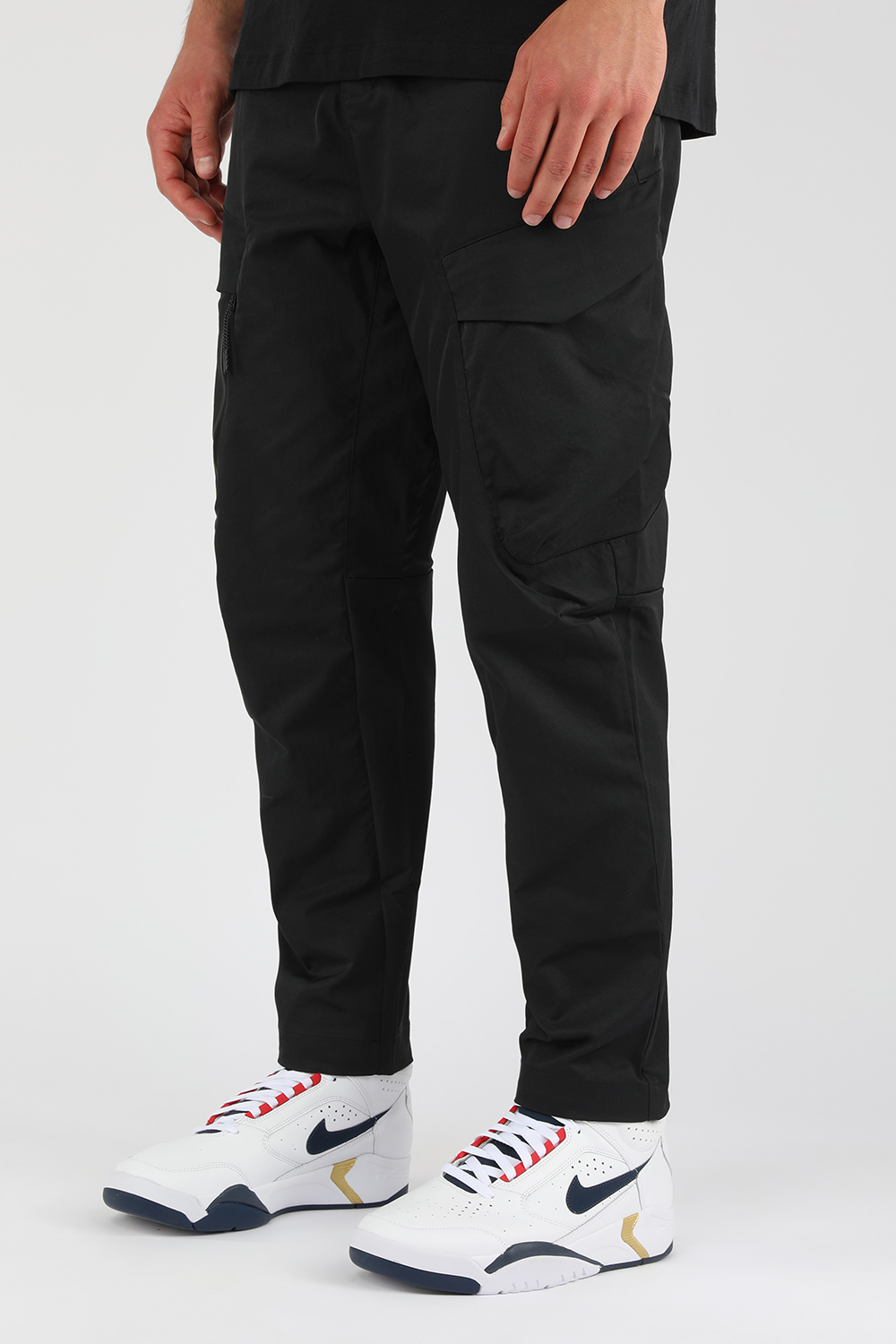 תמונת כל הלוק של נעלי ספורט אייר פלייט לייט לבנות